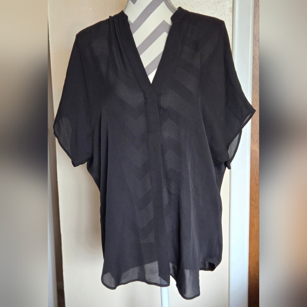 Vince 100% Silk Black Open Neck With 1 Button Short Sleeve Blouse in Size M